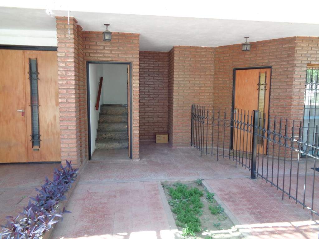 Barrio Villa Cabrera - Casa de 2 Dormitorios, Amplia y Luminosa con Cochera Cubierta, Escritorio, Balcón y Terraza Amplia con Asador