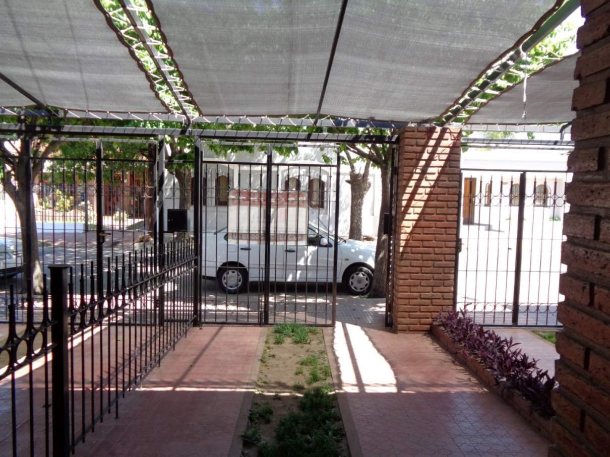 Barrio Villa Cabrera - Casa de 2 Dormitorios, Amplia y Luminosa con Cochera Cubierta, Escritorio, Balcón y Terraza Amplia con Asador