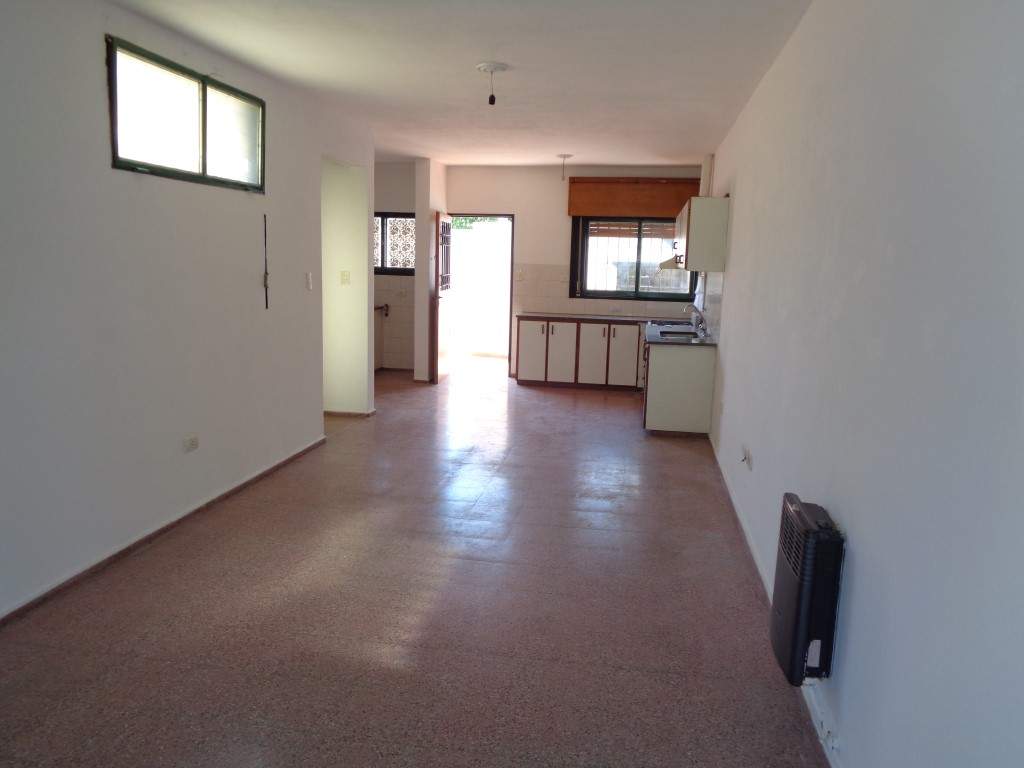 Barrio Villa Cabrera - Casa de 2 Dormitorios, Amplia y Luminosa con Cochera Cubierta, Escritorio, Balcón y Terraza Amplia con Asador