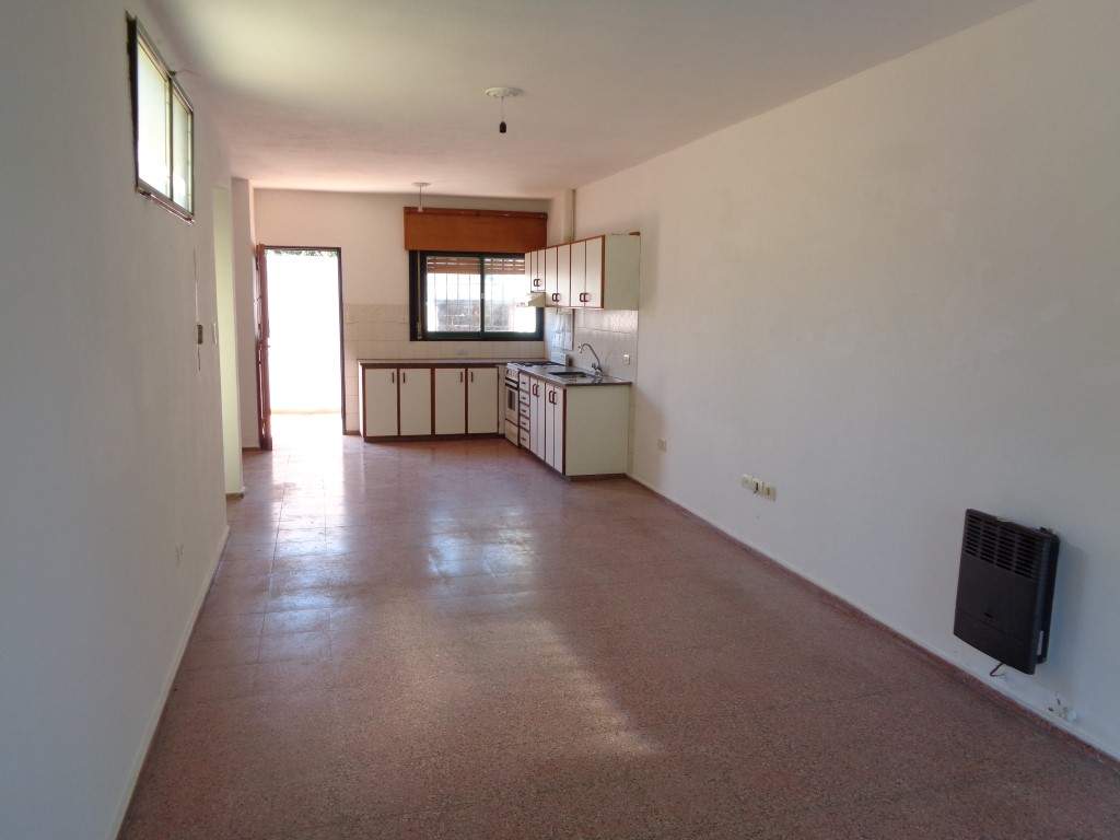 Barrio Villa Cabrera - Casa de 2 Dormitorios, Amplia y Luminosa con Cochera Cubierta, Escritorio, Balcón y Terraza Amplia con Asador