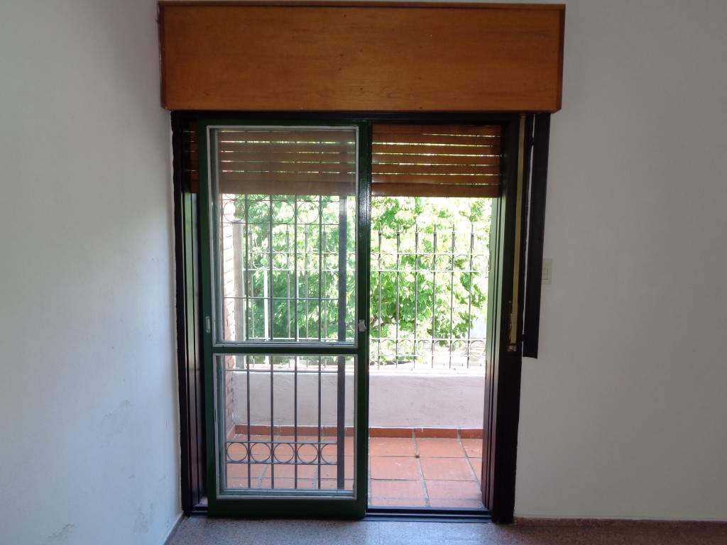 Barrio Villa Cabrera - Casa de 2 Dormitorios, Amplia y Luminosa con Cochera Cubierta, Escritorio, Balcón y Terraza Amplia con Asador