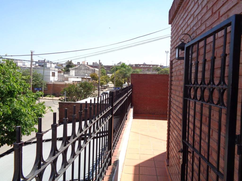 Barrio Villa Cabrera - Casa de 2 Dormitorios, Amplia y Luminosa con Cochera Cubierta, Escritorio, Balcón y Terraza Amplia con Asador