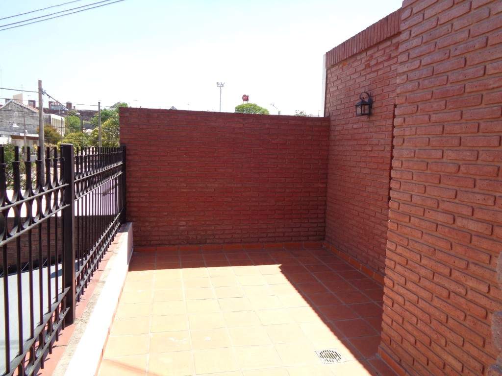 Barrio Villa Cabrera - Casa de 2 Dormitorios, Amplia y Luminosa con Cochera Cubierta, Escritorio, Balcón y Terraza Amplia con Asador