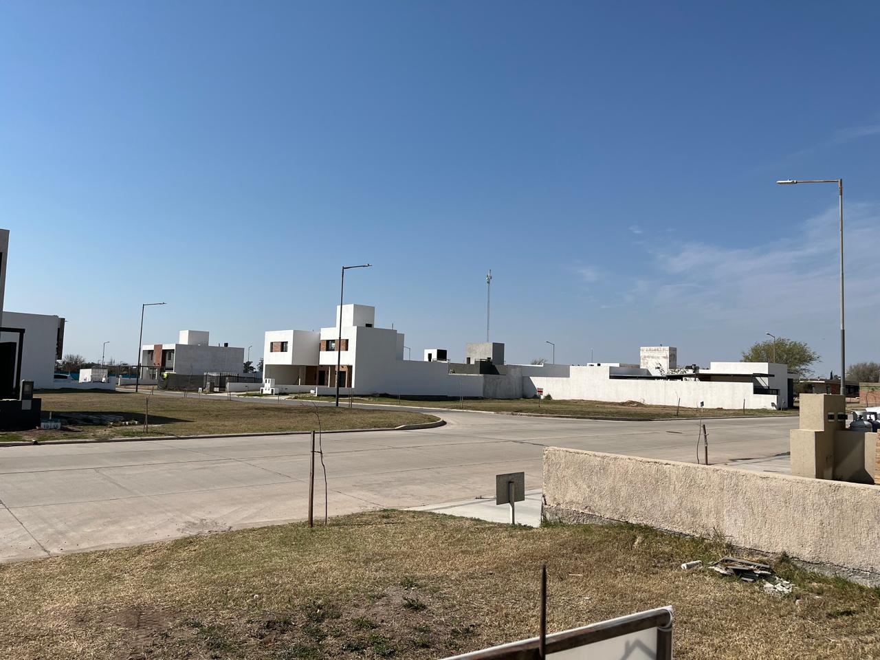 SAN IGNACIO VILLAGE 393M2 SOBRE AVENIDA PRINCIPAL ESQUINA