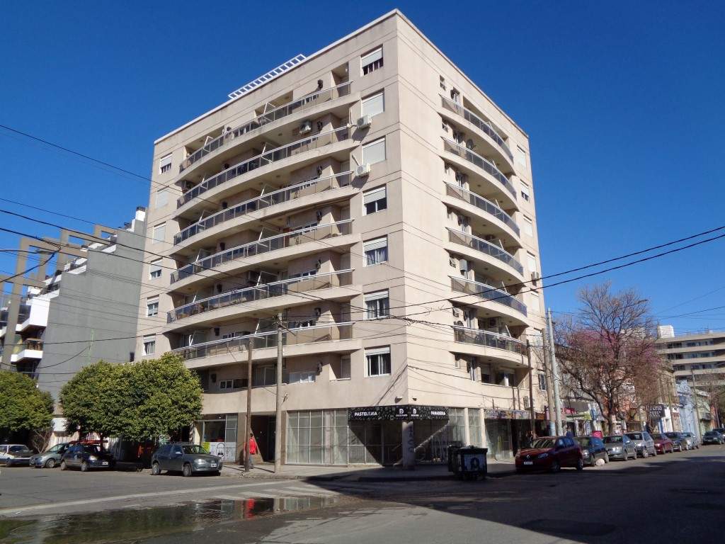 Barrio Cofico - Excelente Oportunidad!!! - Depto. de Categoría de 2 Dormitorios, Amplio con Balcón y Terraza cAsador y Solárium. Apto Crédito