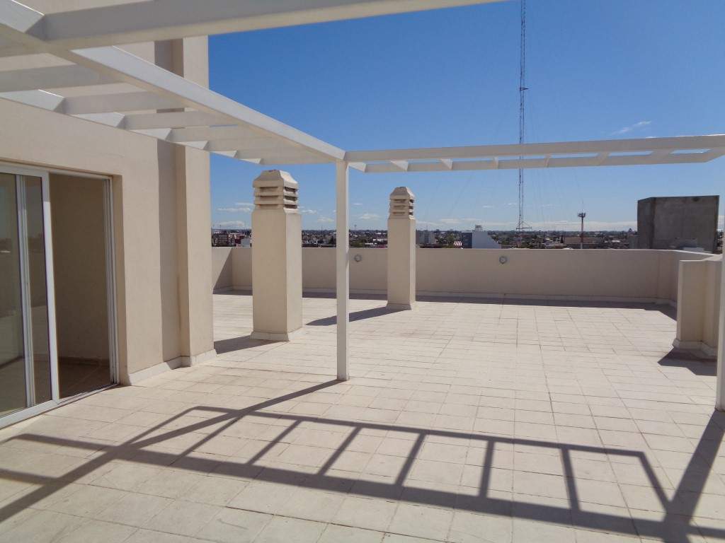 Barrio Cofico - Excelente Oportunidad!!! - Depto. de Categoría de 2 Dormitorios, Amplio con Balcón y Terraza cAsador y Solárium. Apto Crédito