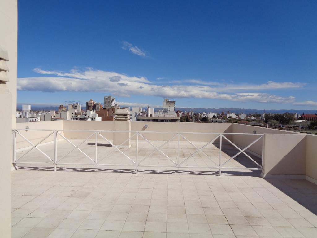 Barrio Cofico - Excelente Oportunidad!!! - Depto. de Categoría de 2 Dormitorios, Amplio con Balcón y Terraza cAsador y Solárium. Apto Crédito