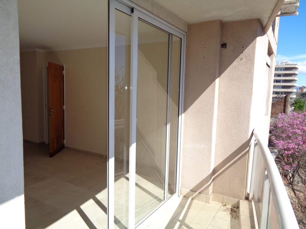 Barrio Cofico - Excelente Oportunidad!!! - Depto. de Categoría de 2 Dormitorios, Amplio con Balcón y Terraza cAsador y Solárium. Apto Crédito