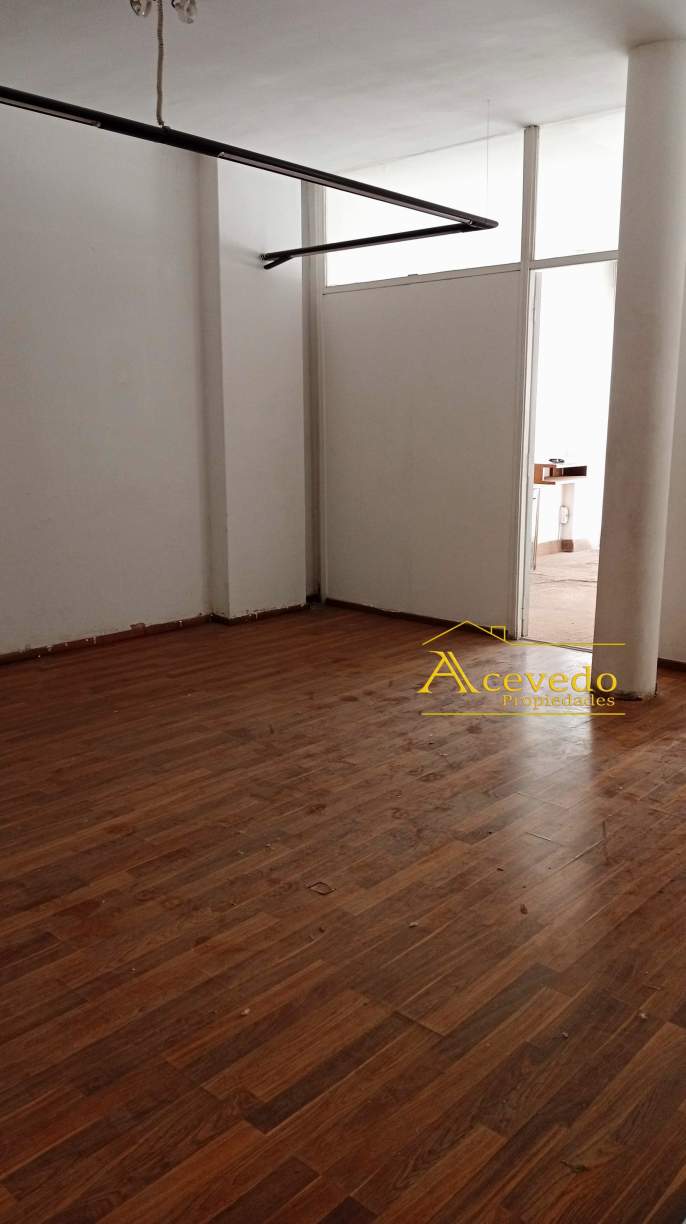 Amplia oficina sobre peatonal de Cordoba