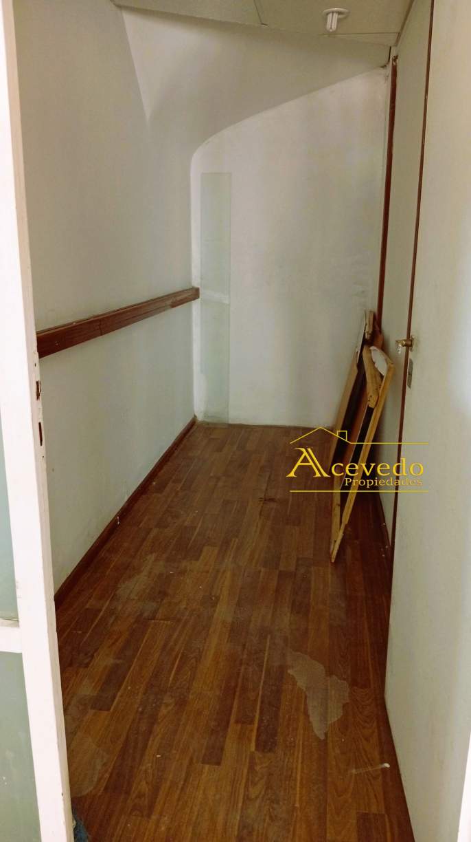 Amplia oficina sobre peatonal de Cordoba