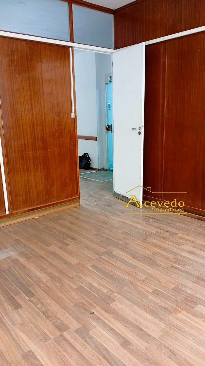 Amplia oficina sobre peatonal de Cordoba