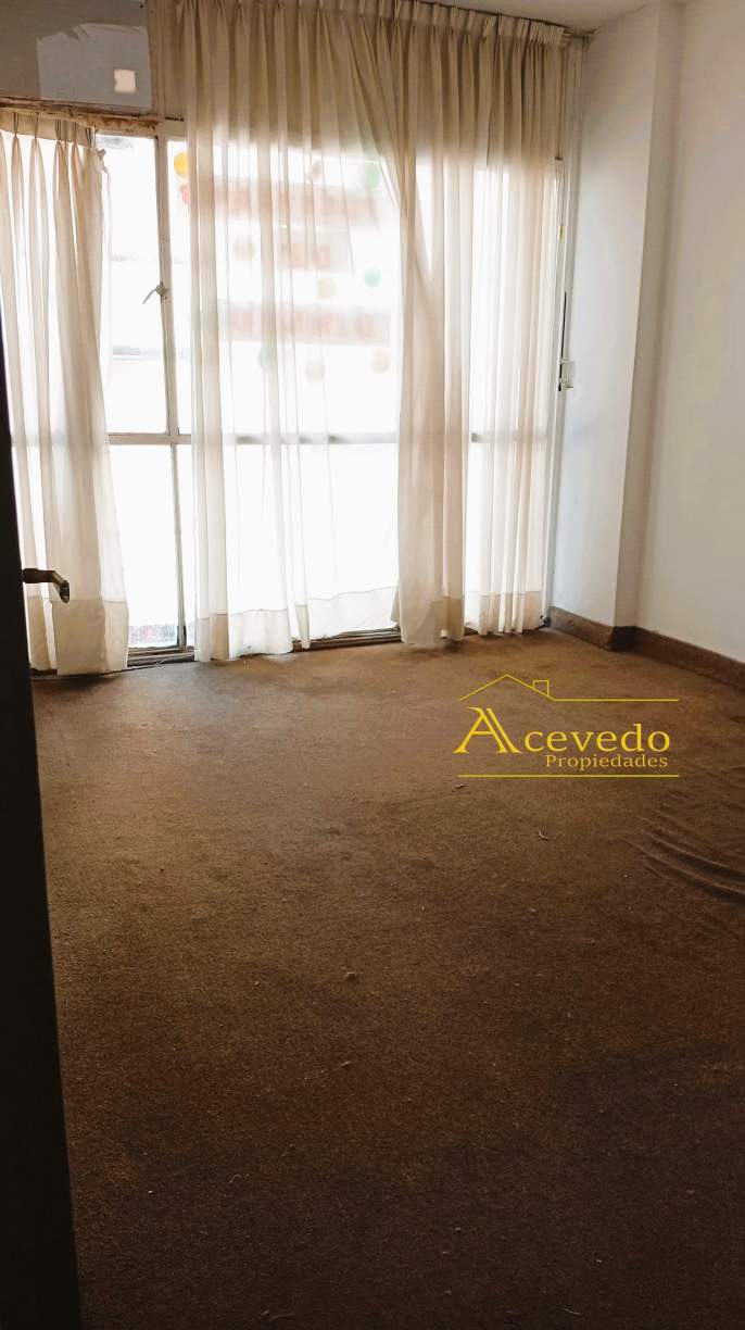 Amplia oficina sobre peatonal de Cordoba