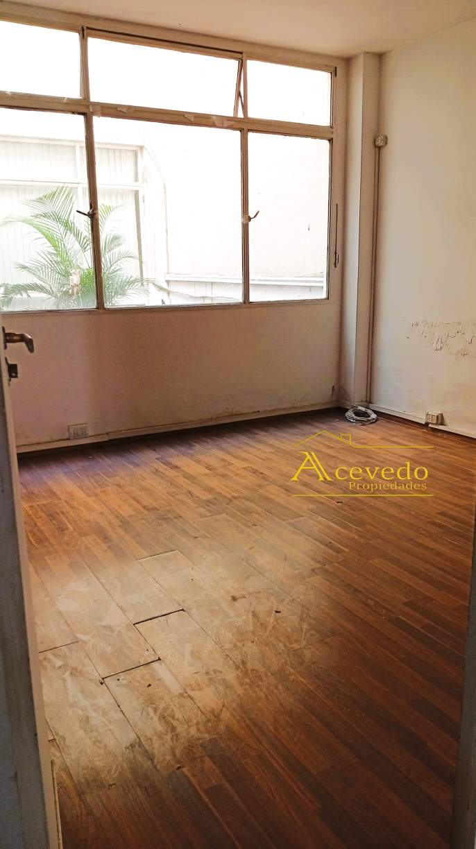 Amplia oficina sobre peatonal de Cordoba