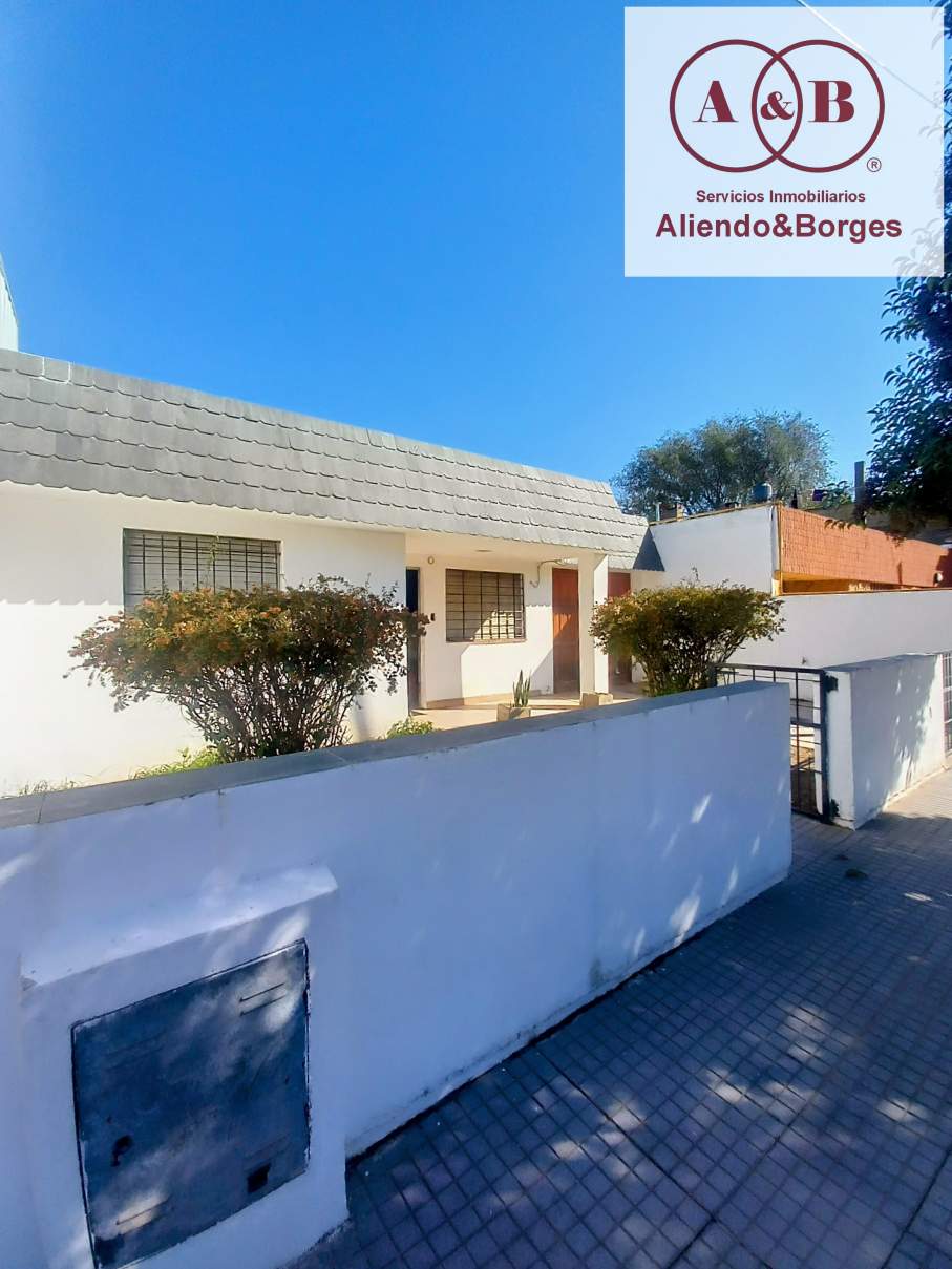 EN VENTA CASA PARA VIVIENDA UNIFAMILIAR, ECONÓMICA. EN SECTOR SUR, RÍO CUARTO, CÓRDOBA. AMPLIO TERRENO.