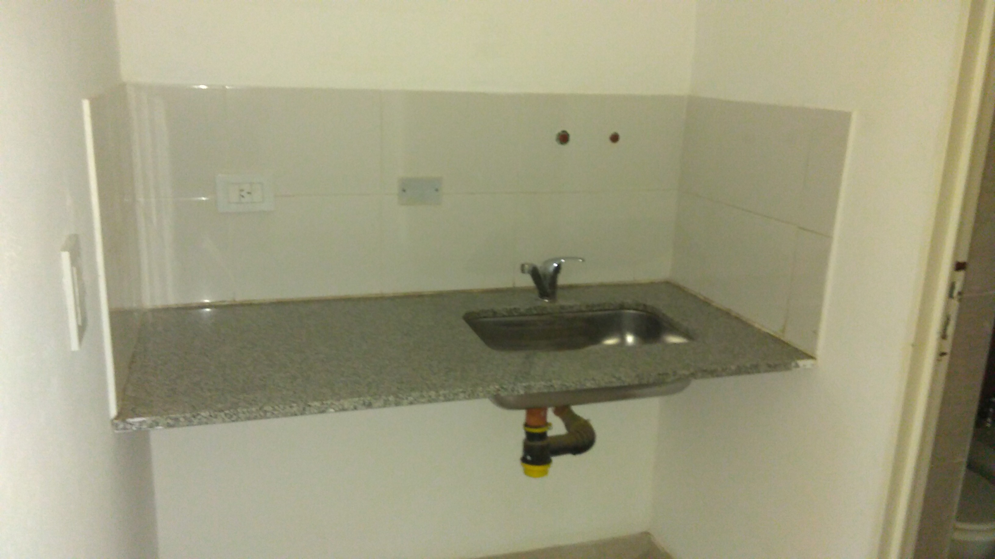 GRAL BUSTOA - SARAVIA 892  - GALPON CON OFICINA EN ALQUILER