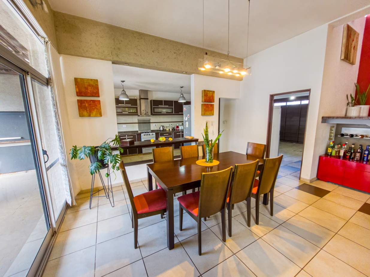 VENTA CASA 4 DORM 2 BAÑOS GARAJE DOBLE JARDÍN PILETA B NUEVO POETA LUGONES CBA