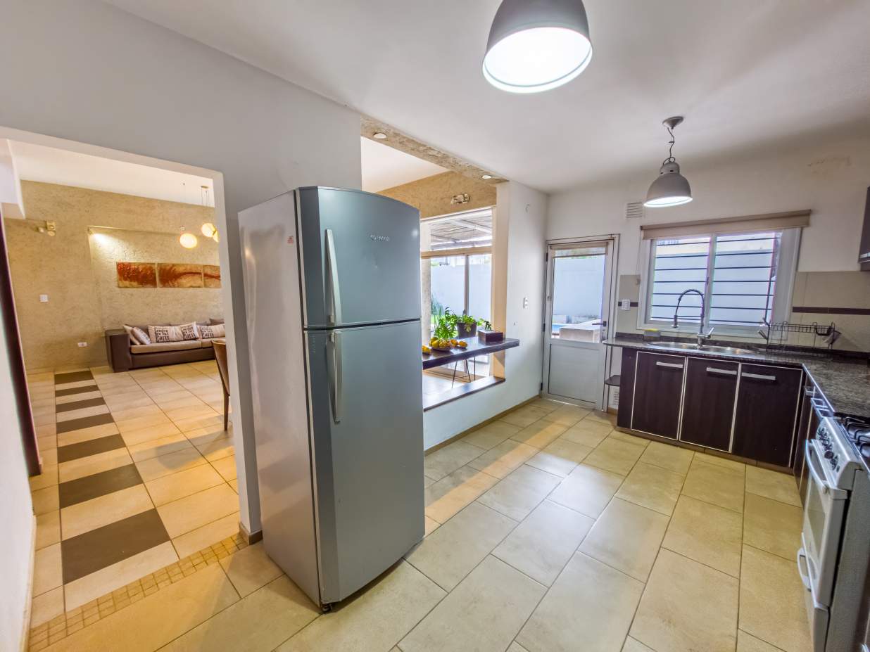 VENTA CASA 4 DORM 2 BAÑOS GARAJE DOBLE JARDÍN PILETA B NUEVO POETA LUGONES CBA