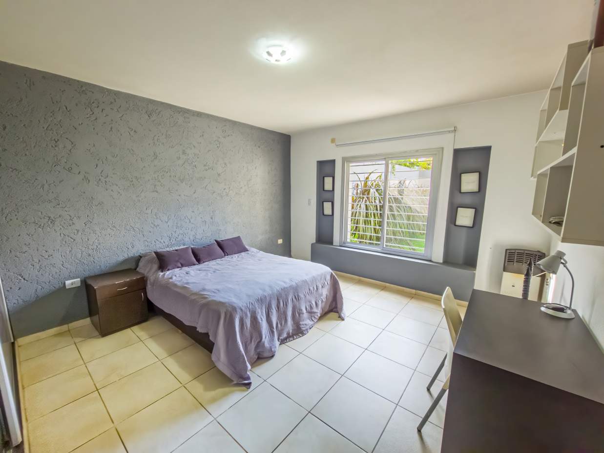 VENTA CASA 4 DORM 2 BAÑOS GARAJE DOBLE JARDÍN PILETA B NUEVO POETA LUGONES CBA