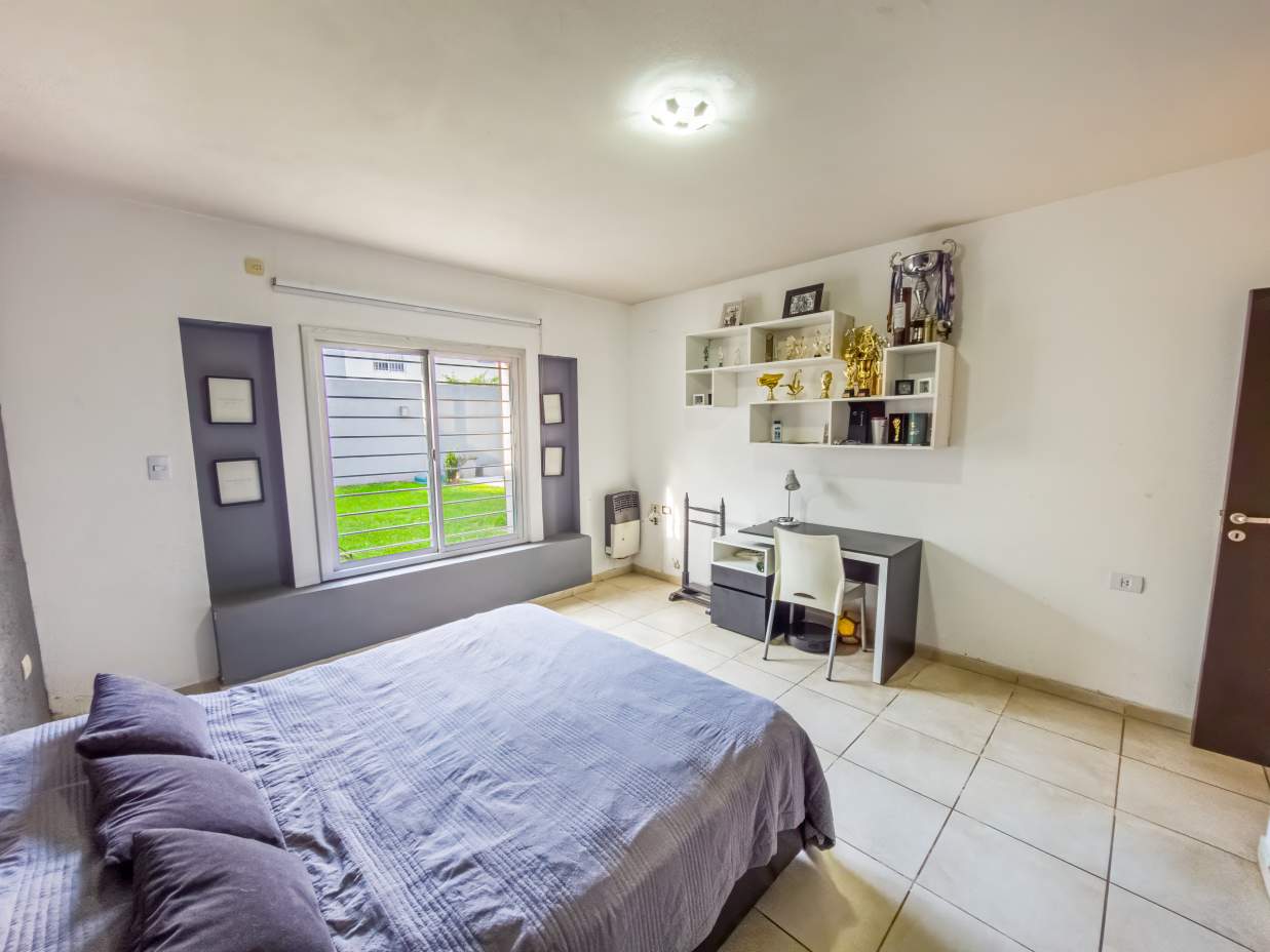 VENTA CASA 4 DORM 2 BAÑOS GARAJE DOBLE JARDÍN PILETA B NUEVO POETA LUGONES CBA