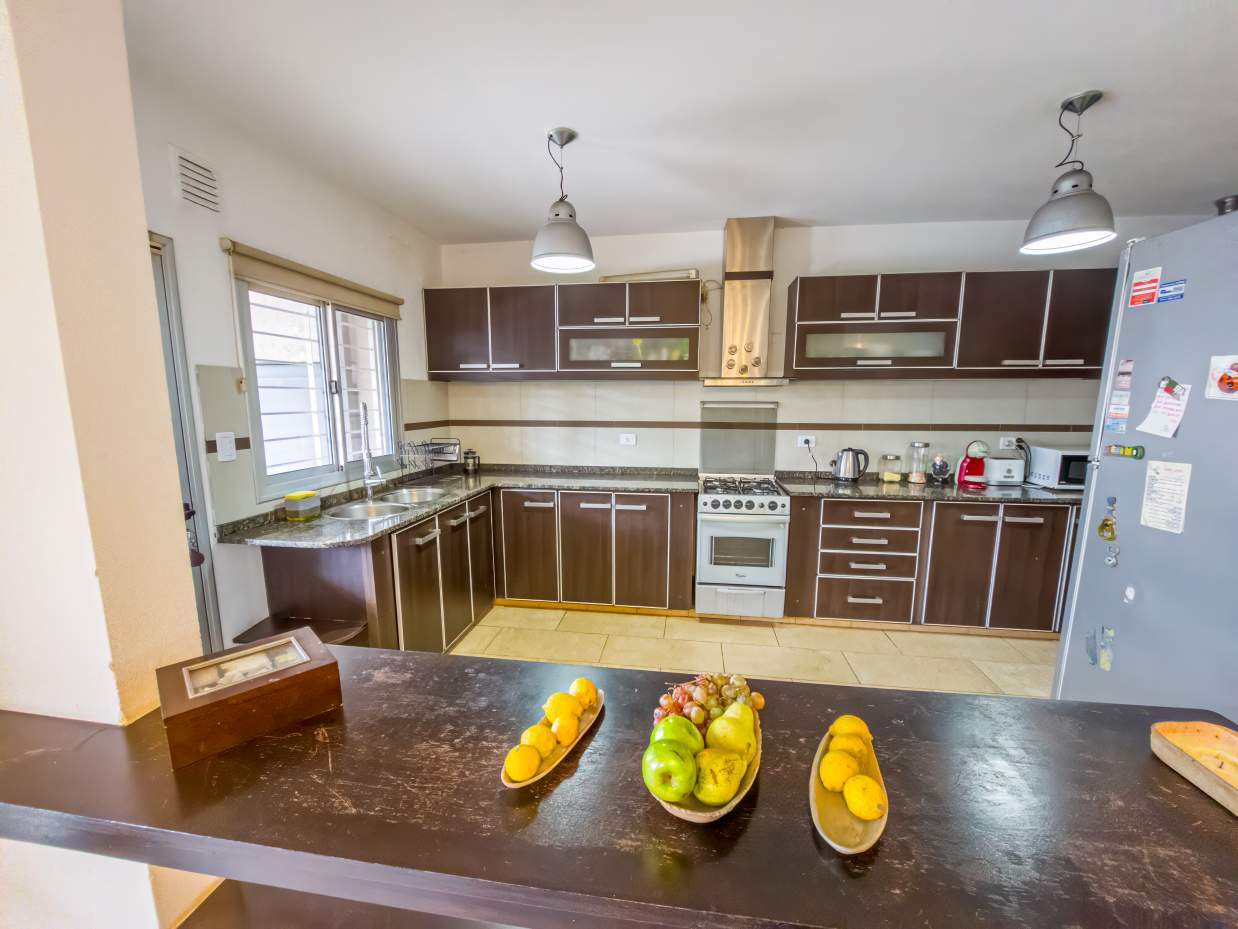 VENTA CASA 4 DORM 2 BAÑOS GARAJE DOBLE JARDÍN PILETA B NUEVO POETA LUGONES CBA