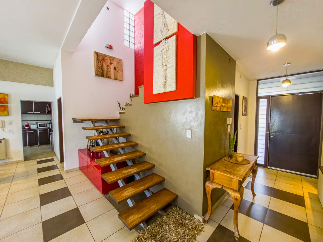 VENTA CASA 4 DORM 2 BAÑOS GARAJE DOBLE JARDÍN PILETA B NUEVO POETA LUGONES CBA