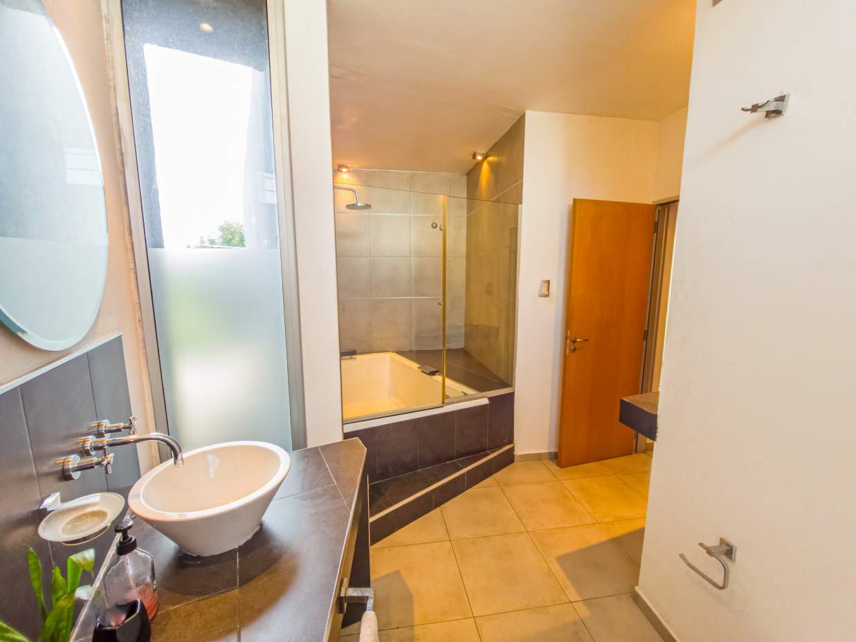 VENTA CASA 4 DORM 2 BAÑOS GARAJE DOBLE JARDÍN PILETA B NUEVO POETA LUGONES CBA