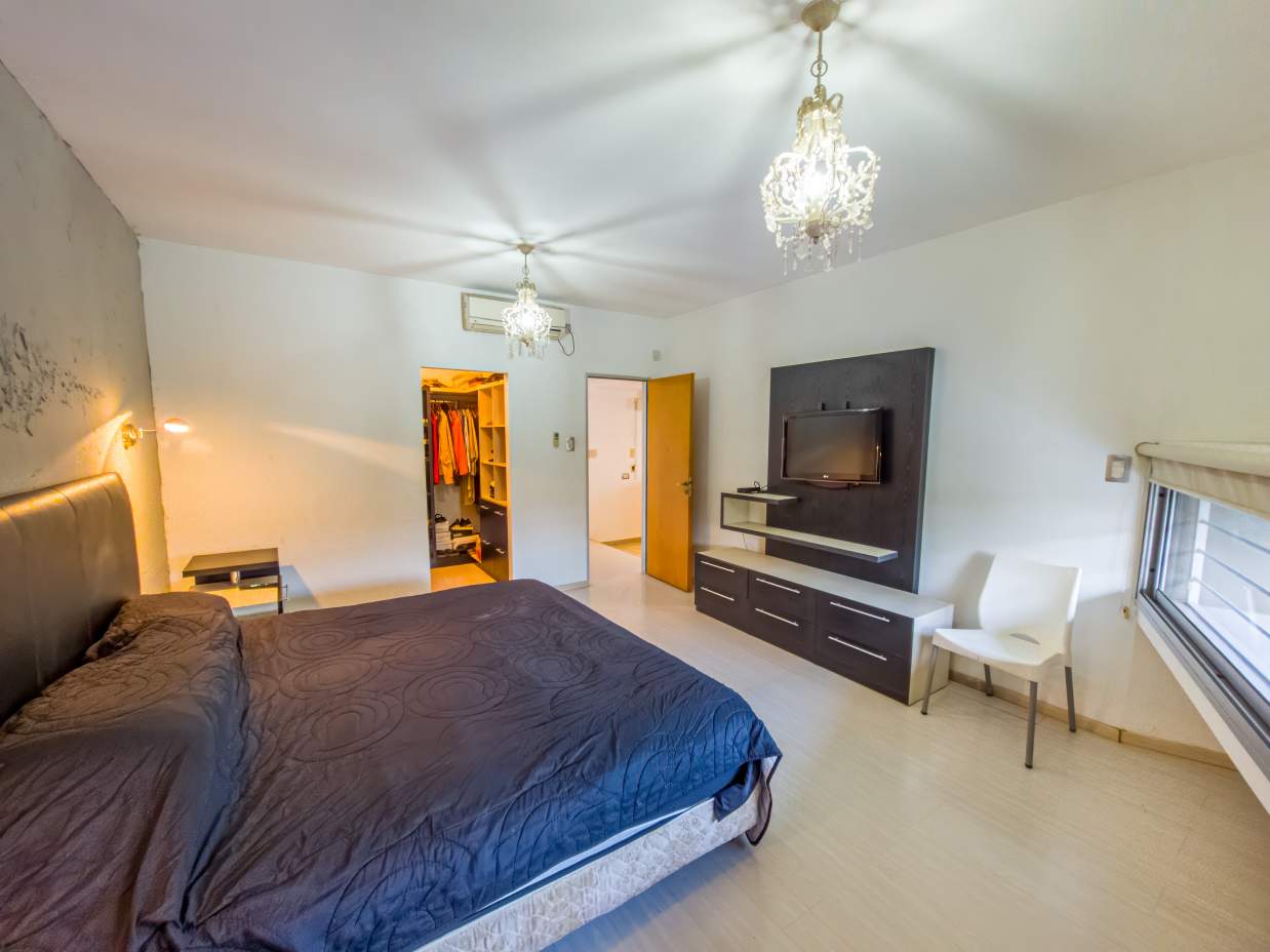 VENTA CASA 4 DORM 2 BAÑOS GARAJE DOBLE JARDÍN PILETA B NUEVO POETA LUGONES CBA