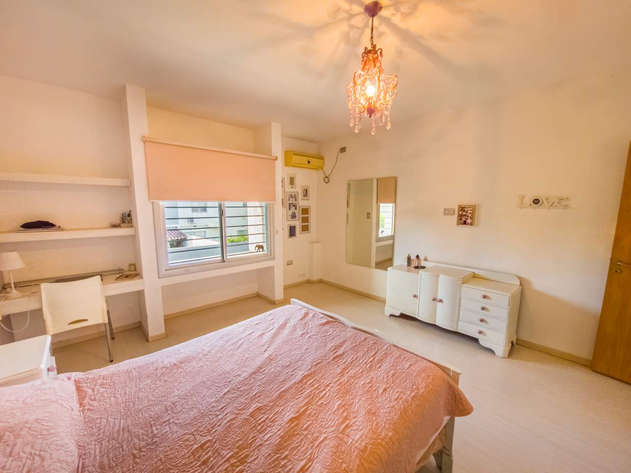 VENTA CASA 4 DORM 2 BAÑOS GARAJE DOBLE JARDÍN PILETA B NUEVO POETA LUGONES CBA