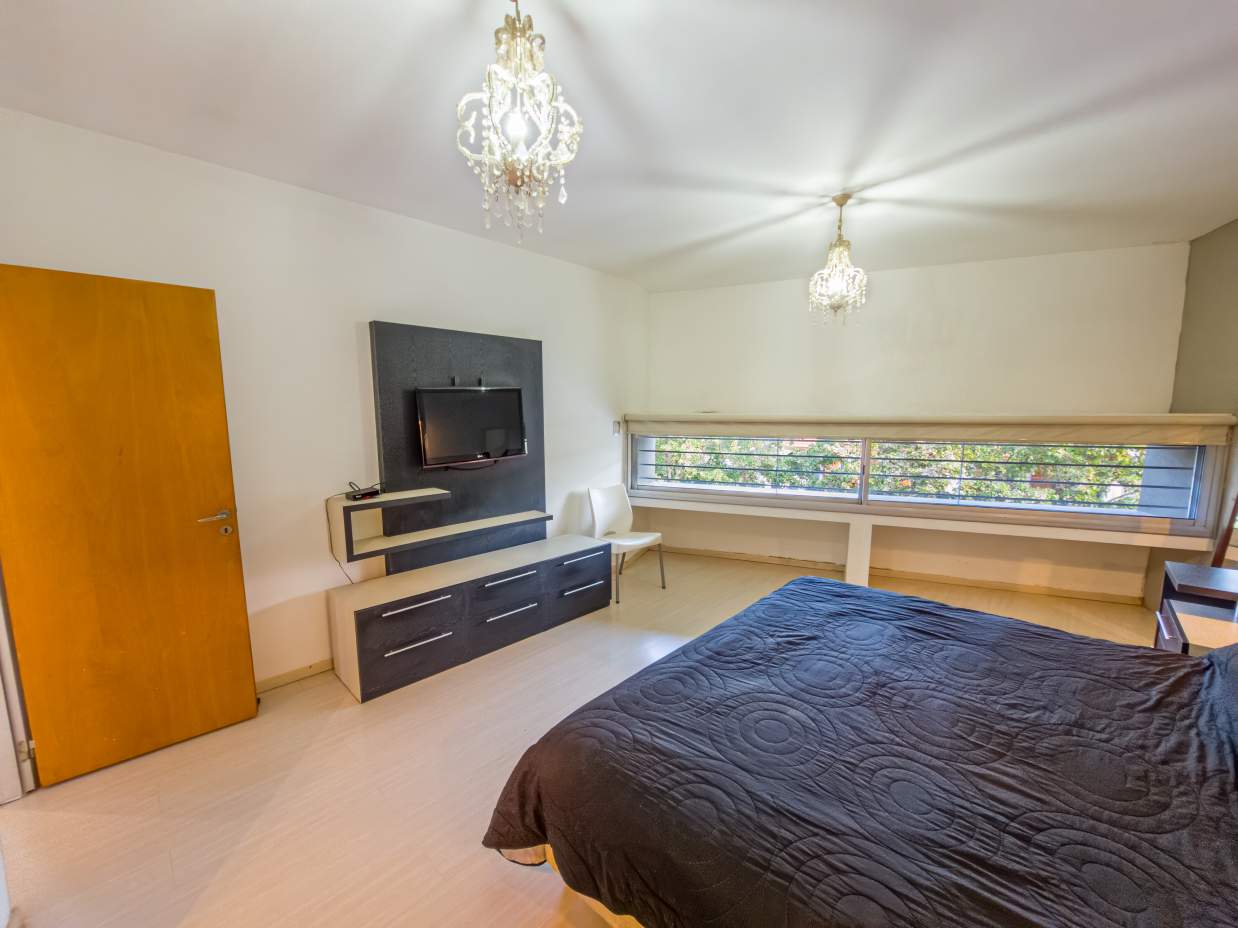 VENTA CASA 4 DORM 2 BAÑOS GARAJE DOBLE JARDÍN PILETA B NUEVO POETA LUGONES CBA