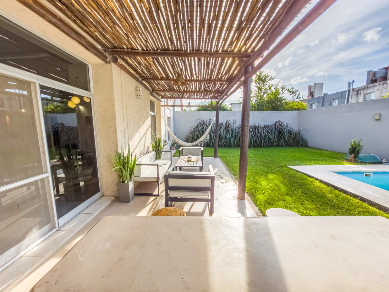 VENTA CASA 4 DORM 2 BAÑOS GARAJE DOBLE JARDÍN PILETA B NUEVO POETA LUGONES CBA