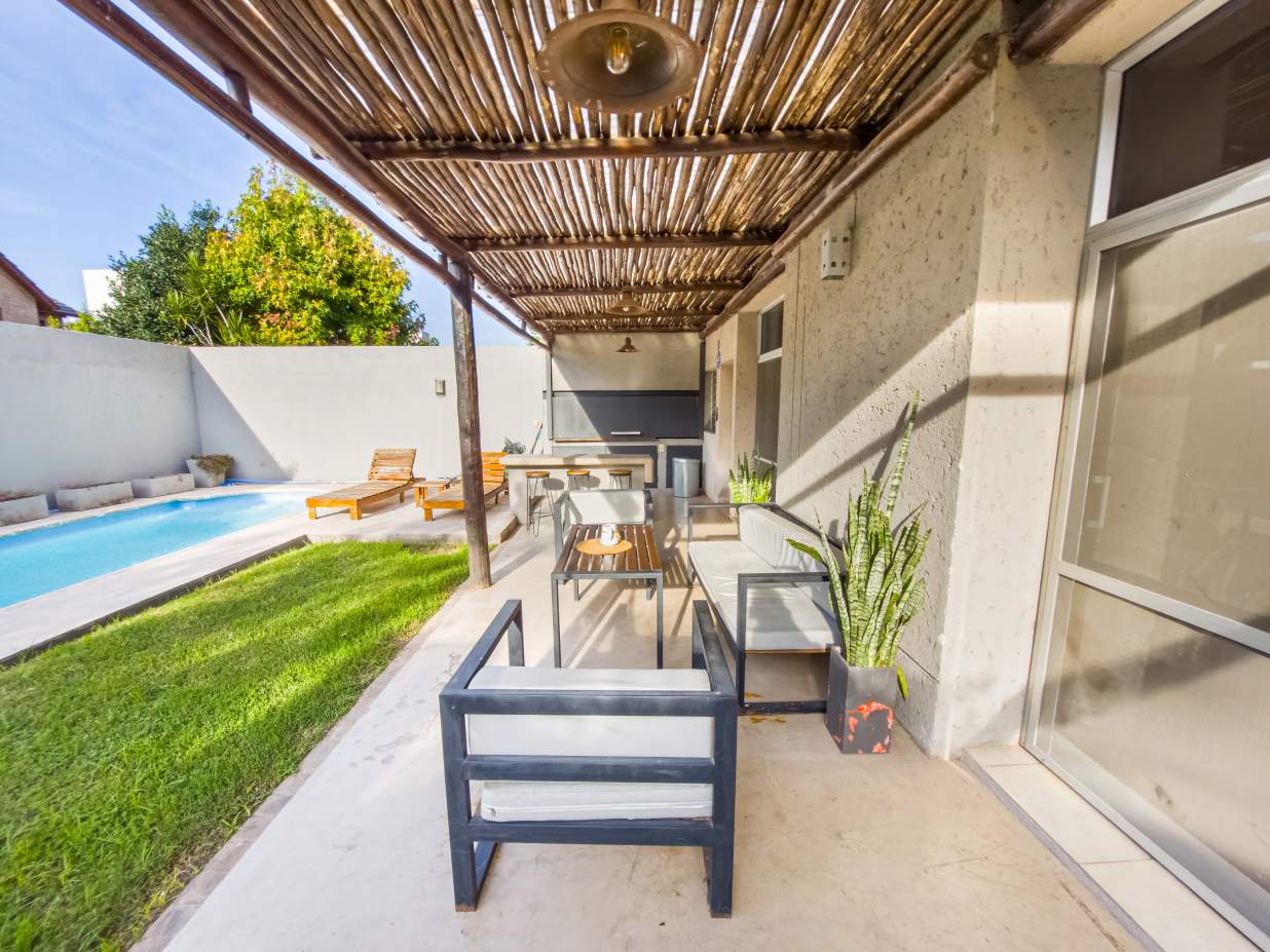 VENTA CASA 4 DORM 2 BAÑOS GARAJE DOBLE JARDÍN PILETA B NUEVO POETA LUGONES CBA
