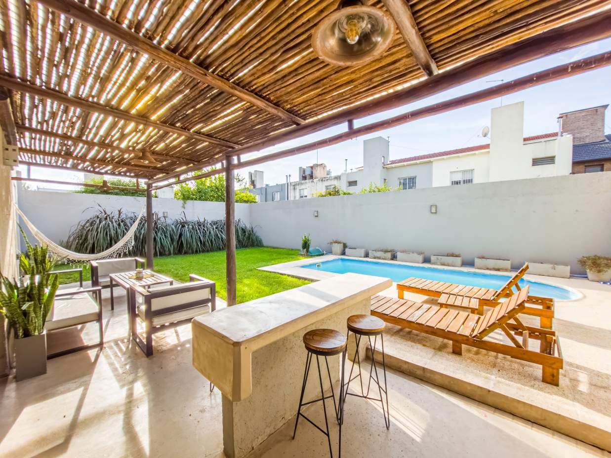 VENTA CASA 4 DORM 2 BAÑOS GARAJE DOBLE JARDÍN PILETA B NUEVO POETA LUGONES CBA