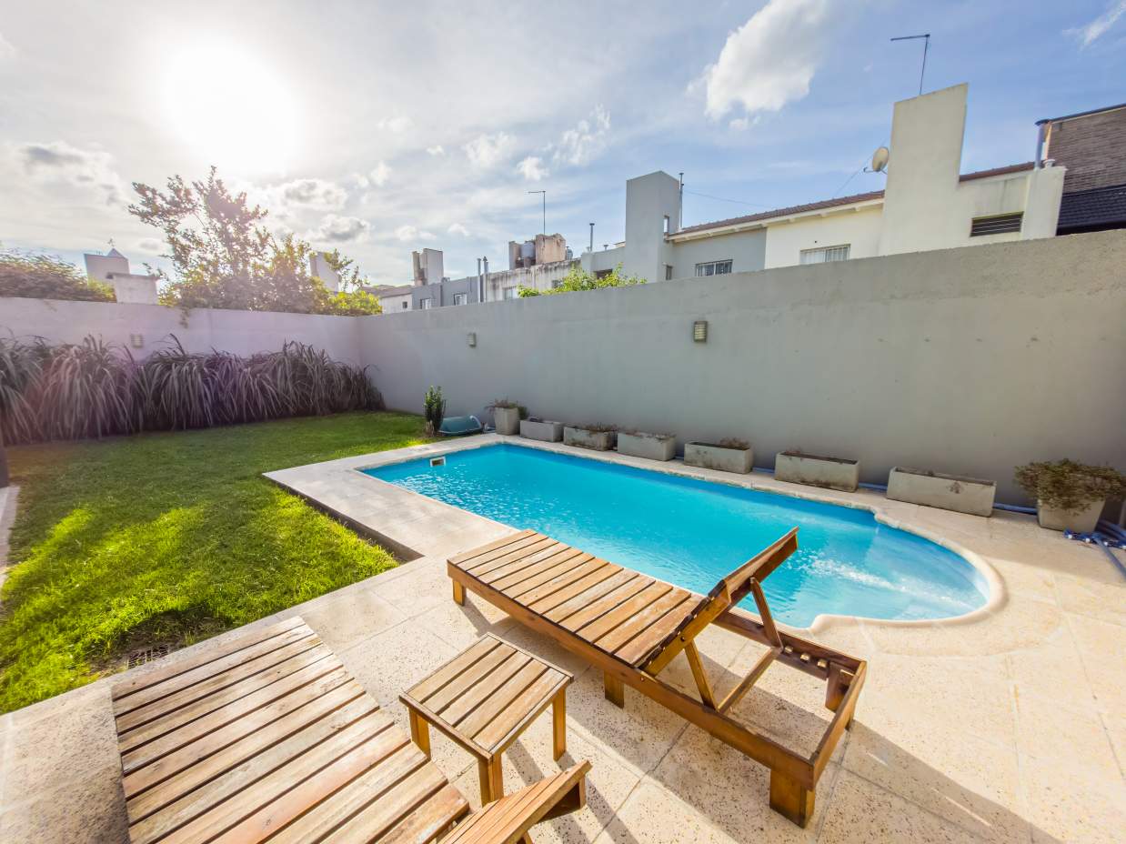 VENTA CASA 4 DORM 2 BAÑOS GARAJE DOBLE JARDÍN PILETA B NUEVO POETA LUGONES CBA