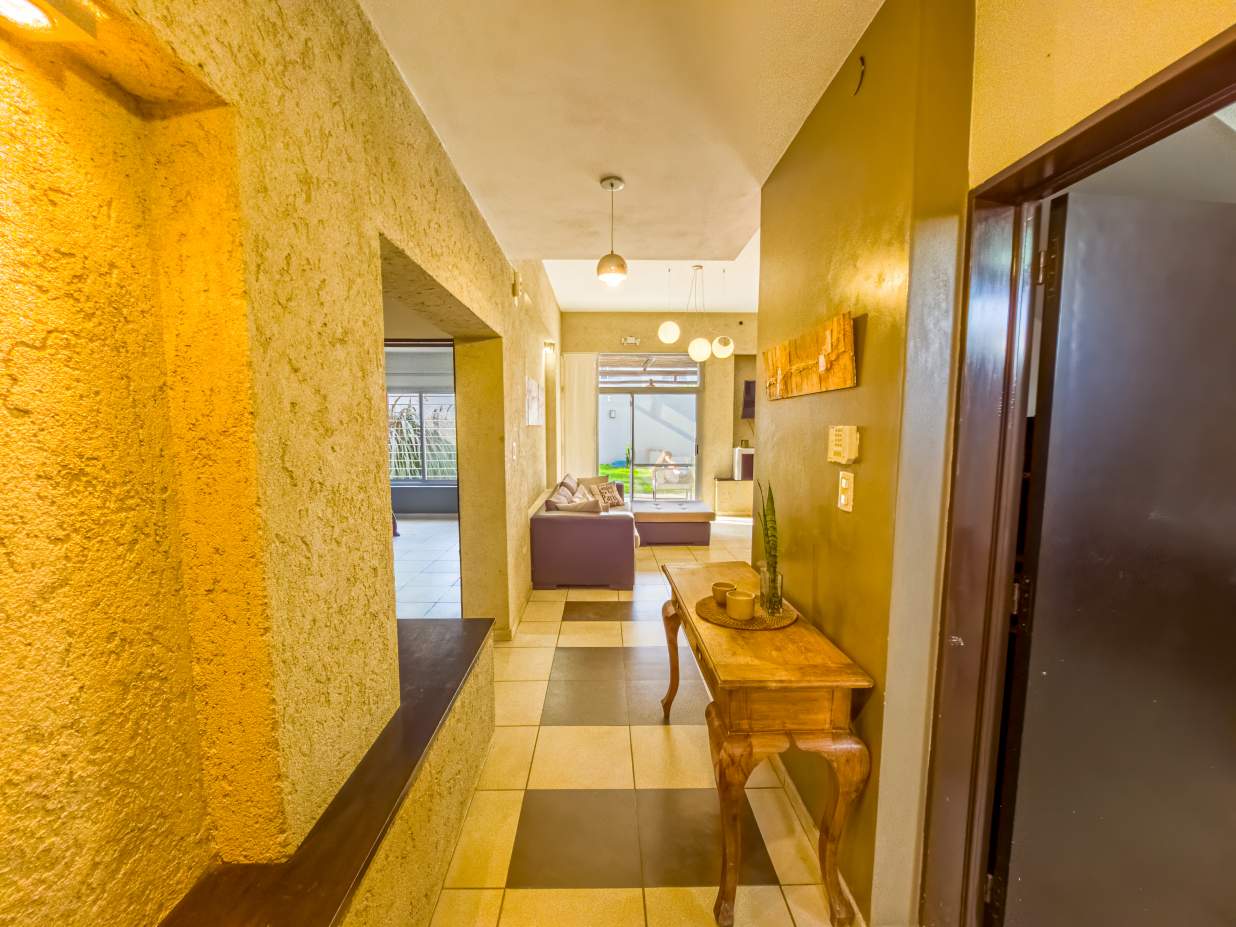 VENTA CASA 4 DORM 2 BAÑOS GARAJE DOBLE JARDÍN PILETA B NUEVO POETA LUGONES CBA