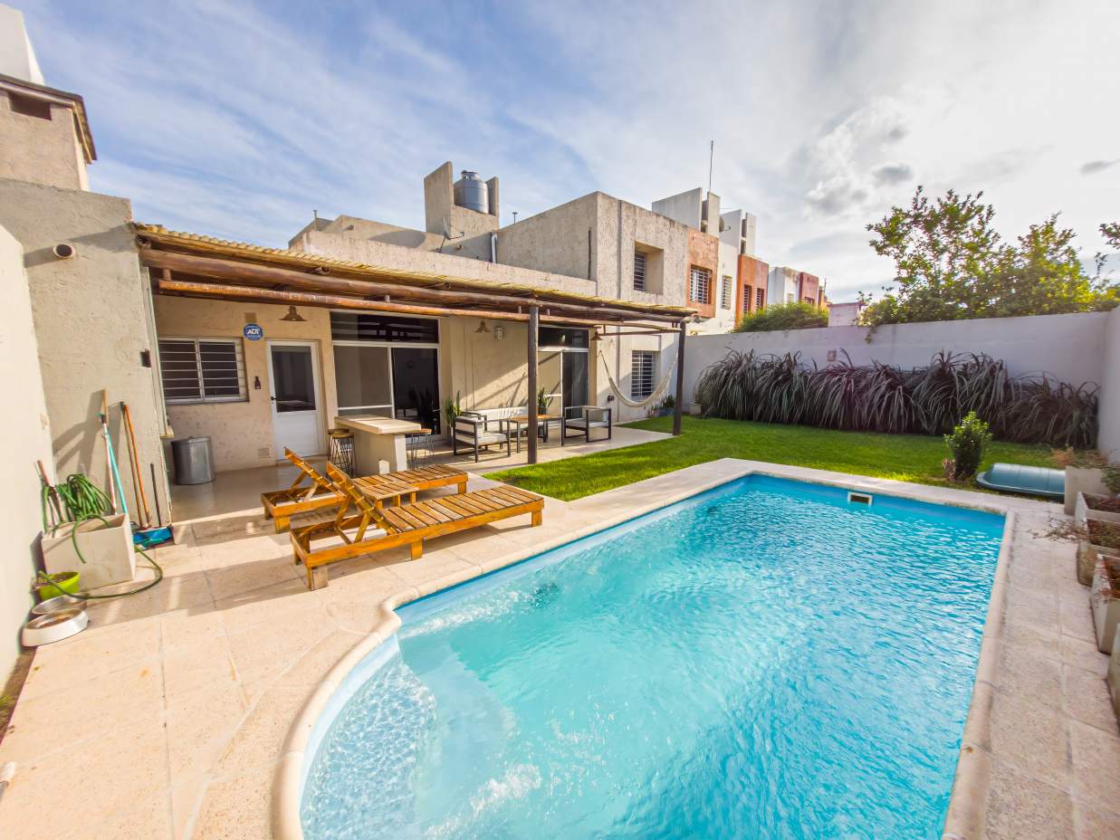 VENTA CASA 4 DORM 2 BAÑOS GARAJE DOBLE JARDÍN PILETA B NUEVO POETA LUGONES CBA