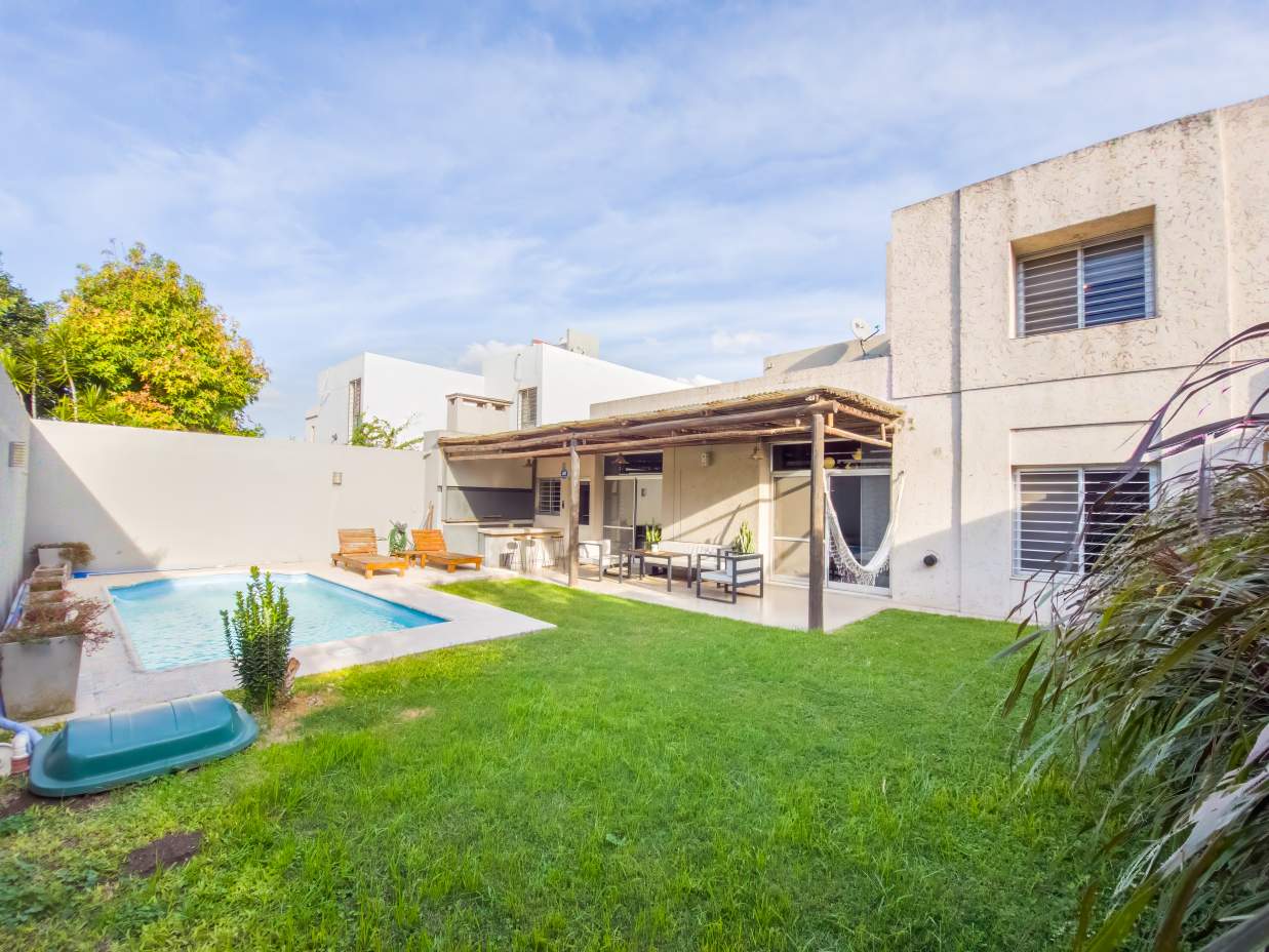 VENTA CASA 4 DORM 2 BAÑOS GARAJE DOBLE JARDÍN PILETA B NUEVO POETA LUGONES CBA