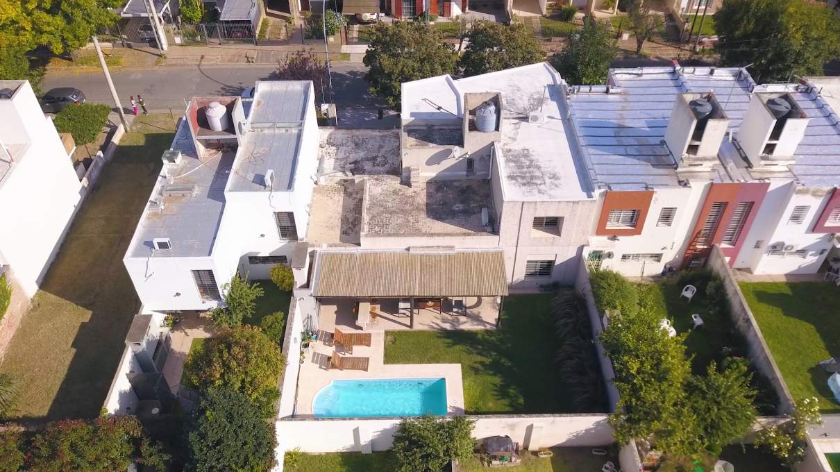 VENTA CASA 4 DORM 2 BAÑOS GARAJE DOBLE JARDÍN PILETA B NUEVO POETA LUGONES CBA