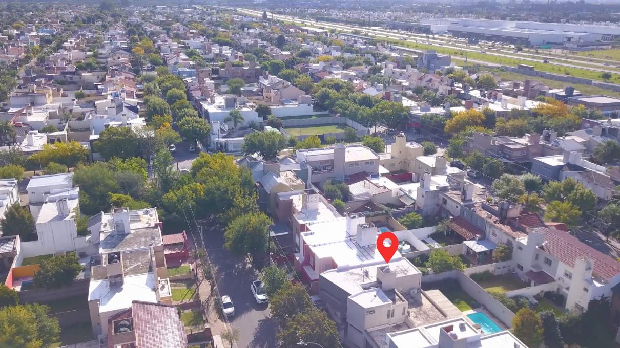 VENTA CASA 4 DORM 2 BAÑOS GARAJE DOBLE JARDÍN PILETA B NUEVO POETA LUGONES CBA