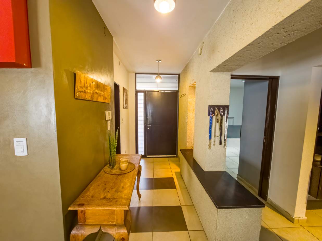 VENTA CASA 4 DORM 2 BAÑOS GARAJE DOBLE JARDÍN PILETA B NUEVO POETA LUGONES CBA