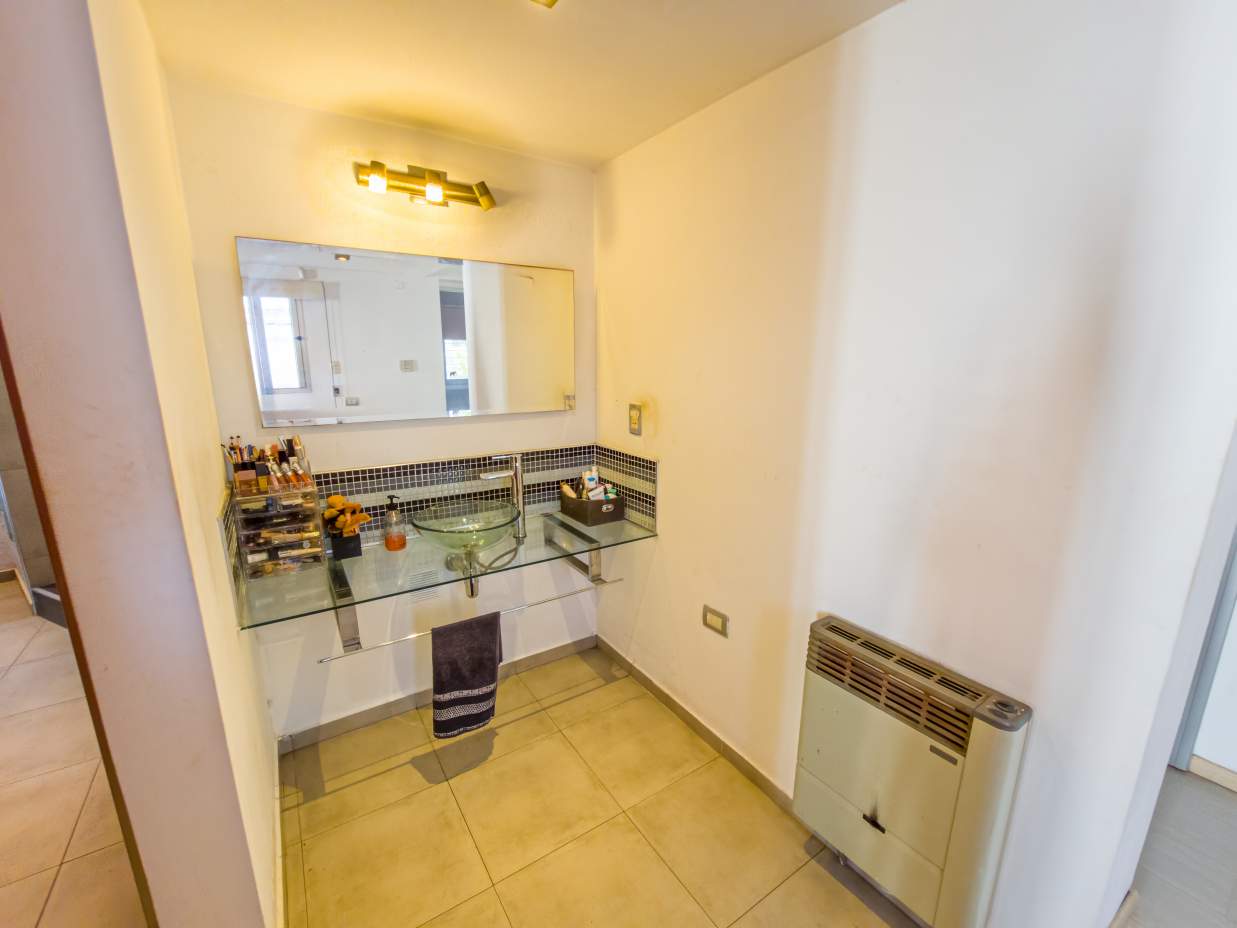 VENTA CASA 4 DORM 2 BAÑOS GARAJE DOBLE JARDÍN PILETA B NUEVO POETA LUGONES CBA