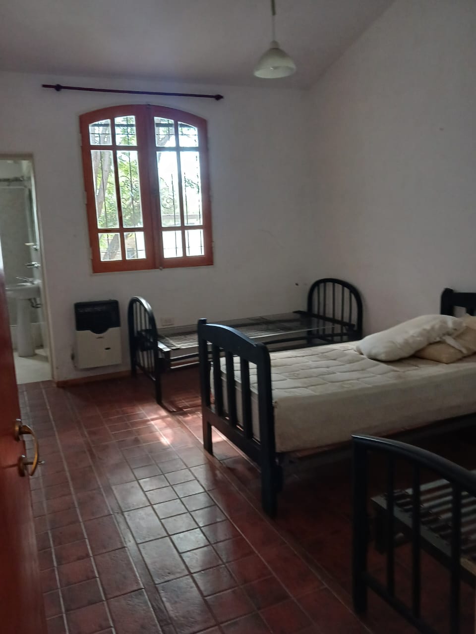 CASA EN VENTA EQUIPADA APTA HOSPEDAJE- OPORTUNIDAD-CAPILLA DEL MONTE