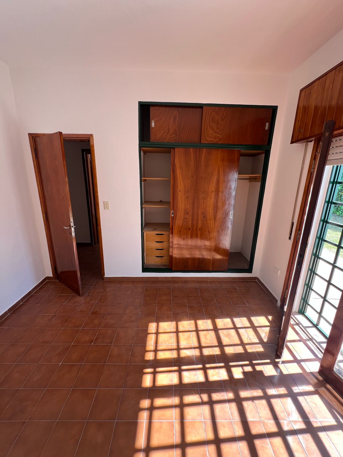 ALQUILO CASA B OBSERVATORIO, 2 DORMITORIOS CON GRAN PATIO DE CESPED.