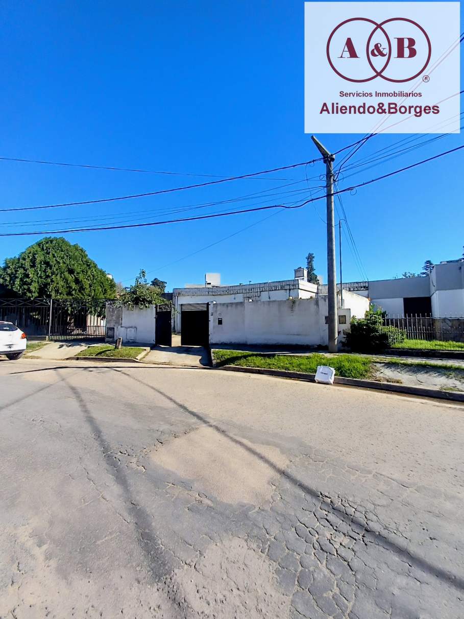 VENDEMOS CASA, 3 DORMITORIOS. EN BARRIO BIMACO, RÍO CUARTO. PARA REFACCIONAR