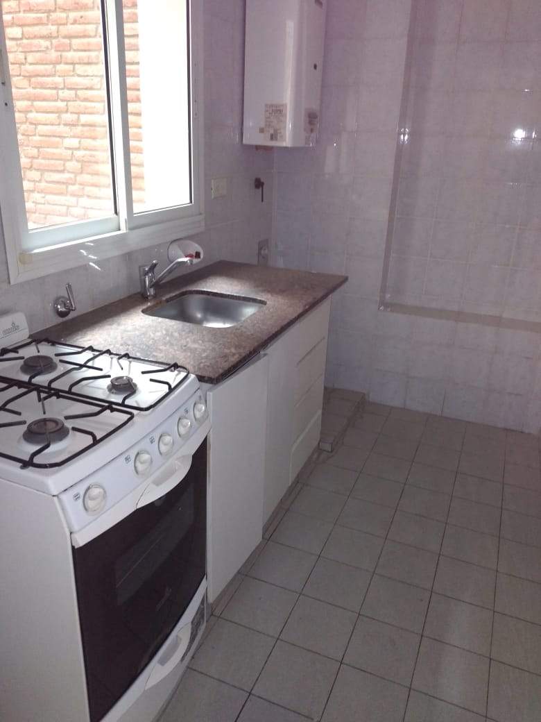 Alquilo dpto 1 dorm. a metros del Buen Pastor. Nueva Córdoba.
