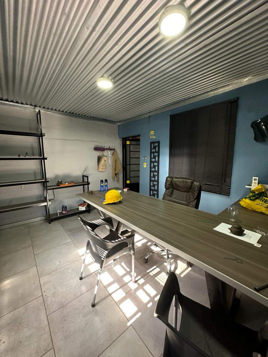 GALPON EN VENTA - 2100 M2 - ARGUELLO