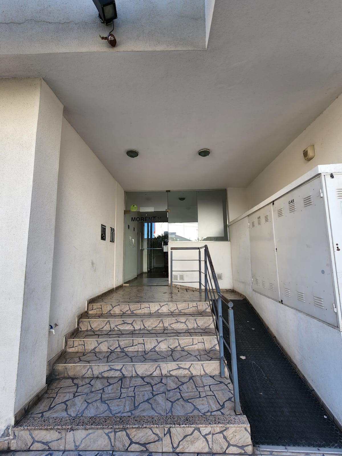 ZONA CASTRO BARROS - PLANTA BAJA CON DOS BALCONES PATIOS - LO VEMOS?