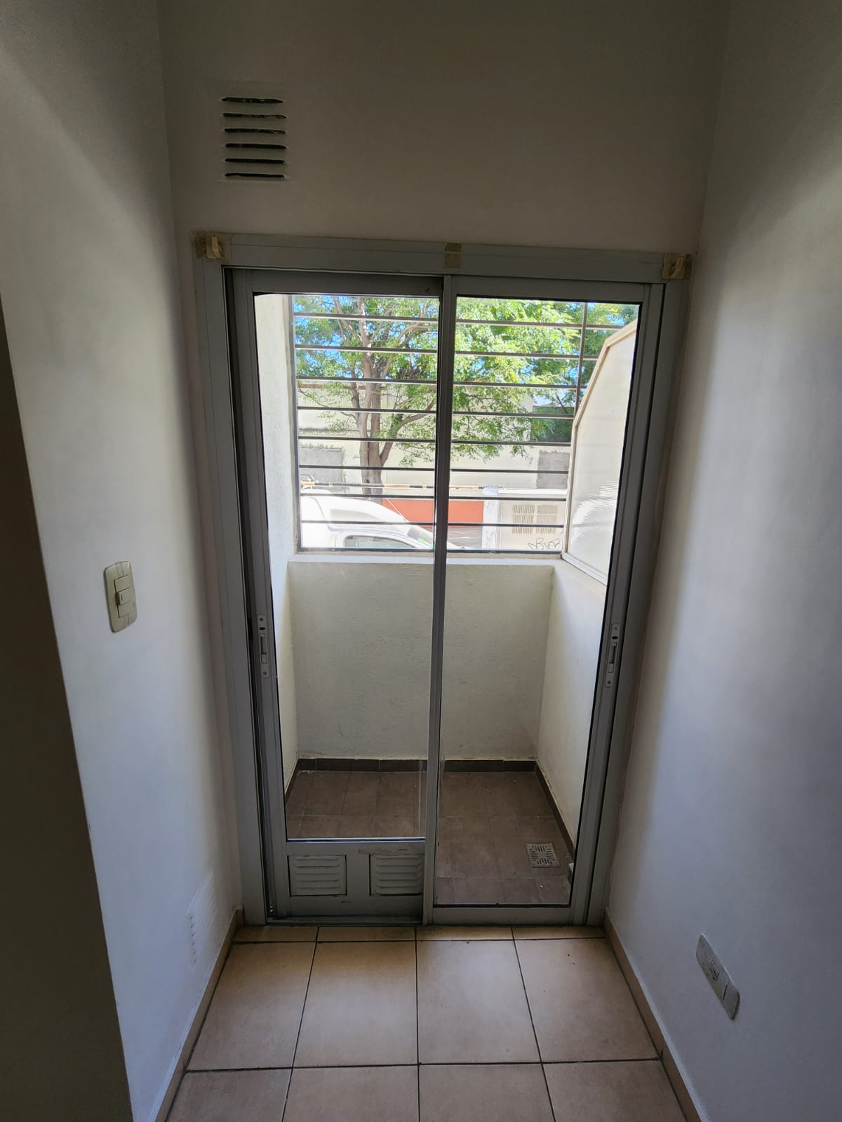 ZONA CASTRO BARROS - PLANTA BAJA CON DOS BALCONES PATIOS - LO VEMOS?