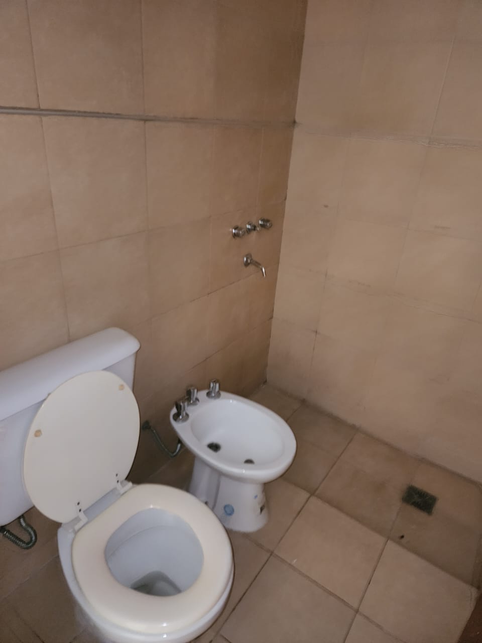 ZONA CASTRO BARROS - PLANTA BAJA CON DOS BALCONES PATIOS - LO VEMOS?