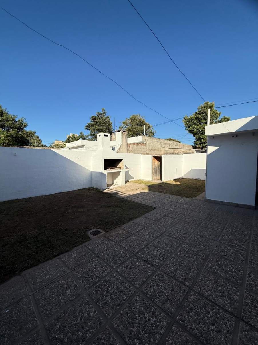 ALQUILER CASA 2 DORM CON PATIO Y COCHERA