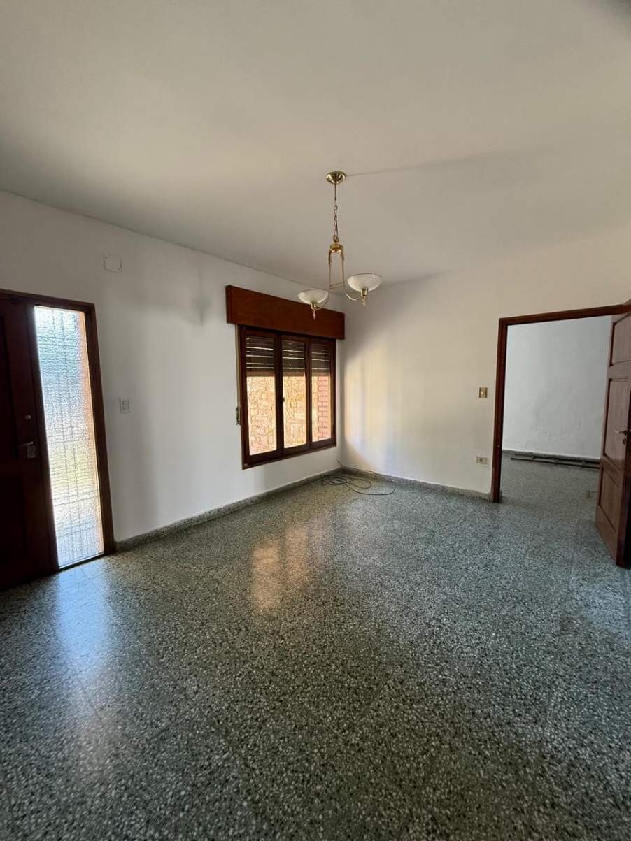 ALQUILER CASA 2 DORM CON PATIO Y COCHERA